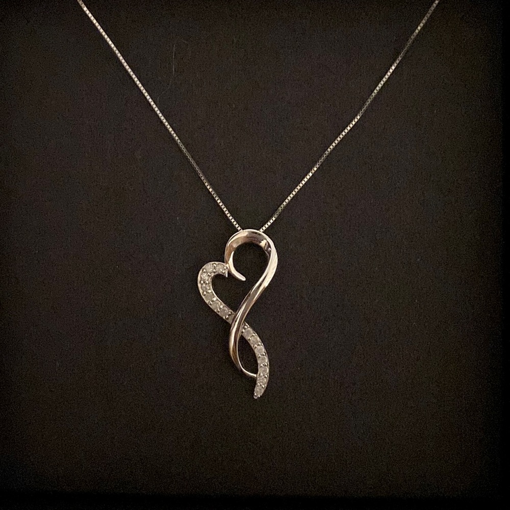 Lightly used heart necklace 1/10 carat total weight